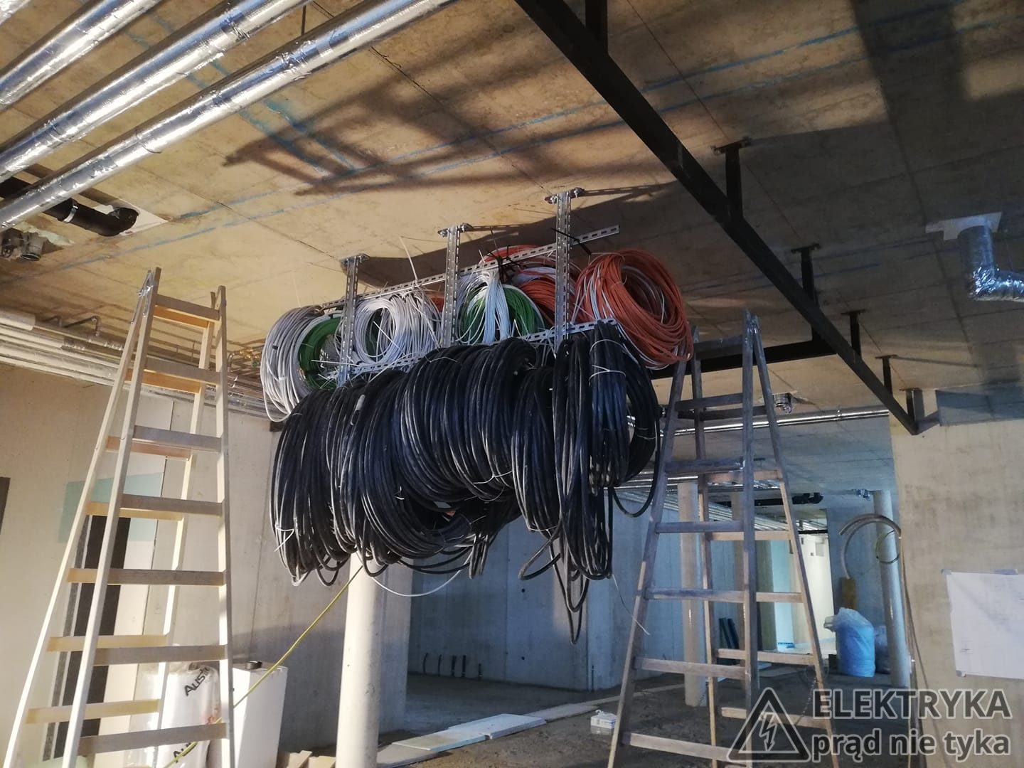 Nowa instalacja elektryczna w domu — okablowanie miedziane, obwody gniazdkowe i oświetlenie Małopolska