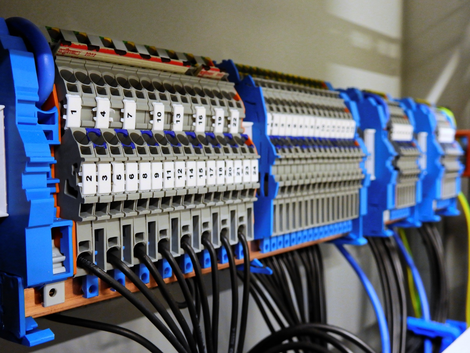 Rozdzielnica sterownicza z listwami zaciskowymi i oznakowanymi przewodami — ProfiElektryk Małopolska